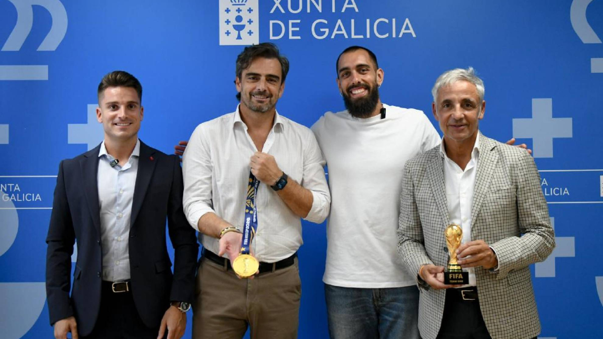 Borja Iglesias recibe el homenaje de Galicia
