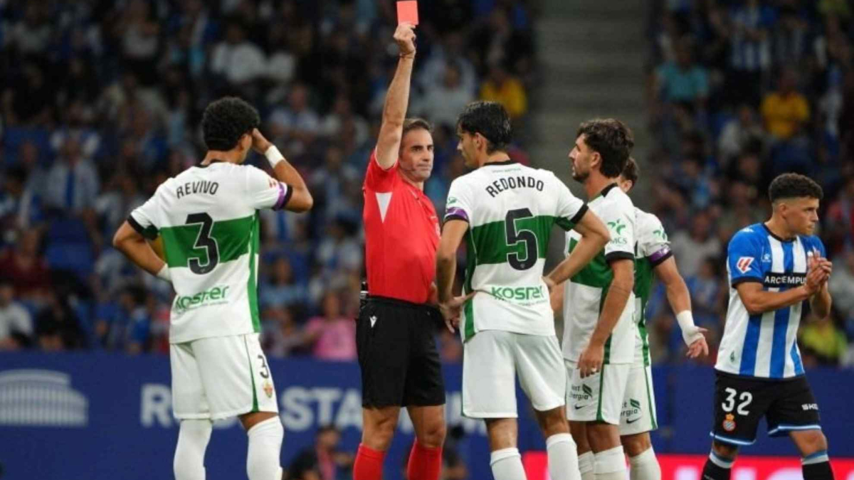 El error de Federico Redondo que dejó al Elche con uno menos en el 6′