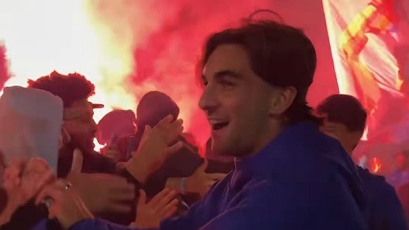 Chants, fumigènes… les joueurs du PSG accueillis par leurs supporters en pleine nuit après leurs victoire à Marseille