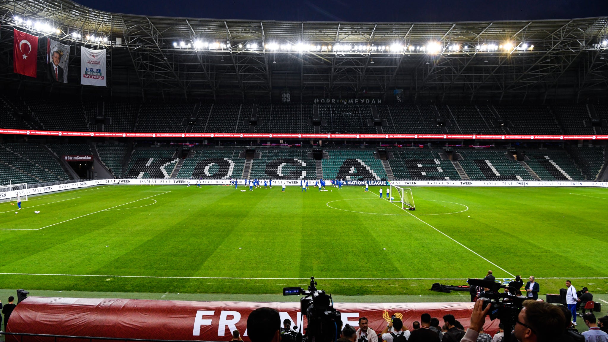 pourquoi les Bleus jouent dans le “petit” stade d’Izmit et pas à Istanbul ?