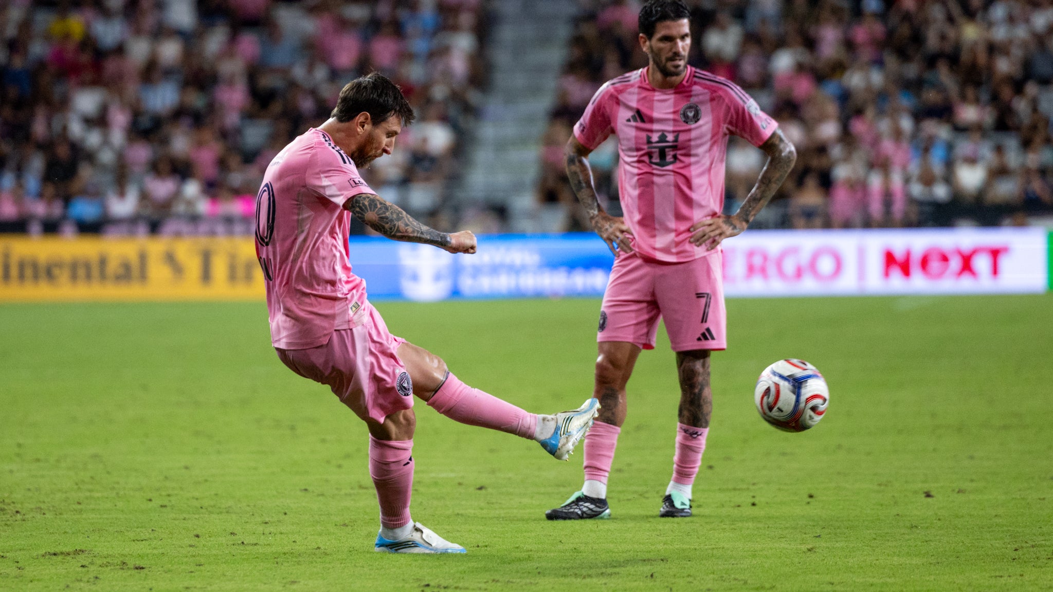 Le nouveau coup franc sompteux de Lionel Messi dans un angle impossible