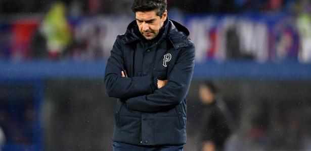 Abel é multado e escapa de gancho por chutar microfone na Libertadores