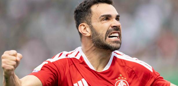 Inter aproveita falha, bate Chape e desencanta após 8 jogos, mas fica no Z4