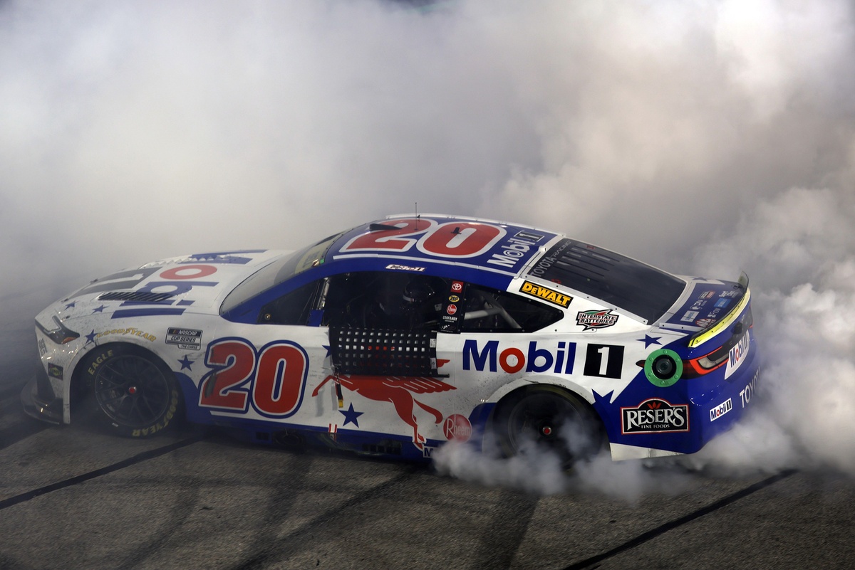 Bell supera Larson no final e vence em Darlington