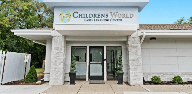 Bebê leva arma carregada a creche em Michigan; pai é detido
