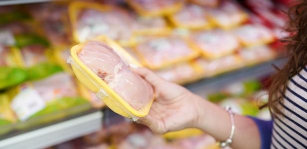 Enquanto aguarda UE liberar carne bovina, Brasil avança com frango e mel