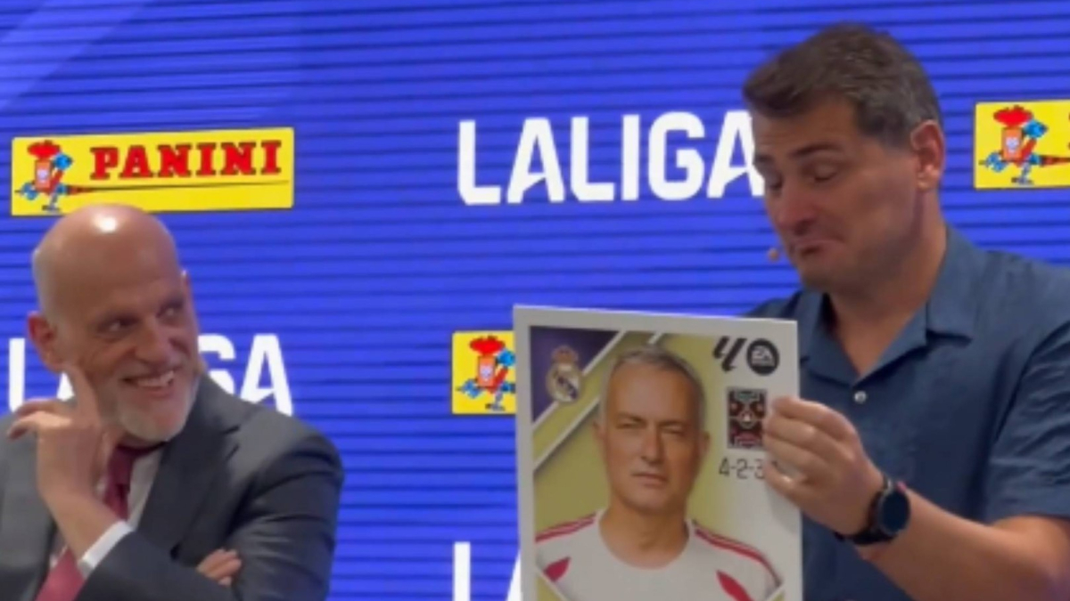 Imperdible reacción de Iker Casillas ante Tebas cuando le dan un cromo gigante de Mourinho: “No sé quién será…”