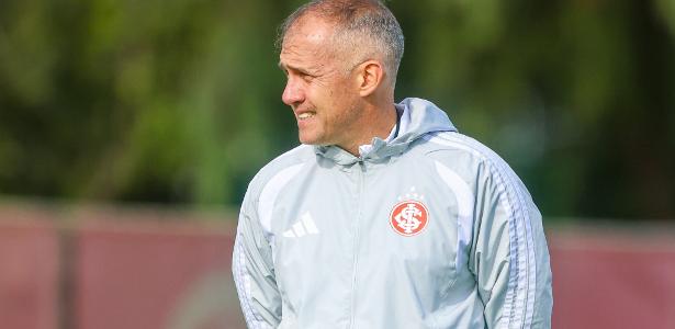 Diretor do Criciúma, Éder manda indireta para novo técnico do Inter: ‘Só covardes abandonam’