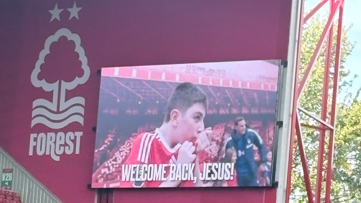 El Nottingham Forest vuelve a recibir a su aficionado más especial