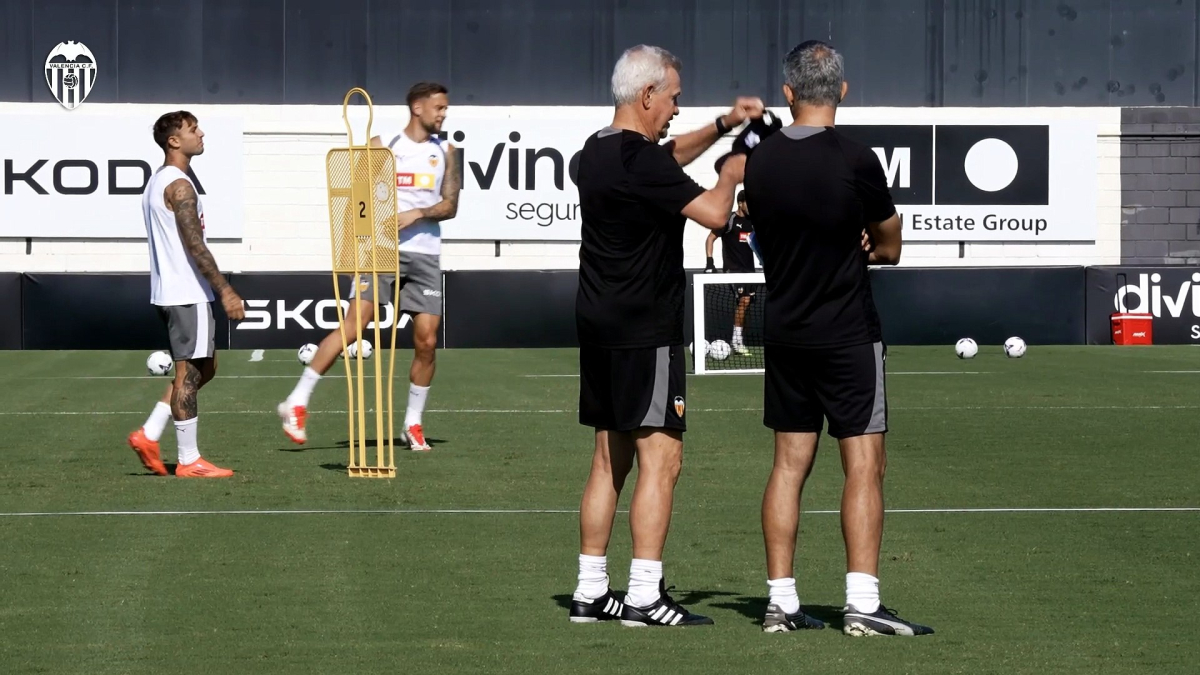 Javier Aguirre dirige su primer entrenamiento al frente del Valencia en la ciudad deportiva