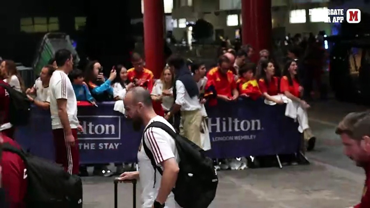 Máxima expectación en la llegada de la selección española a Londres