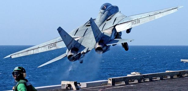 Pilotos ejetam de jato, e acidente fere 4 em porta-aviões dos EUA