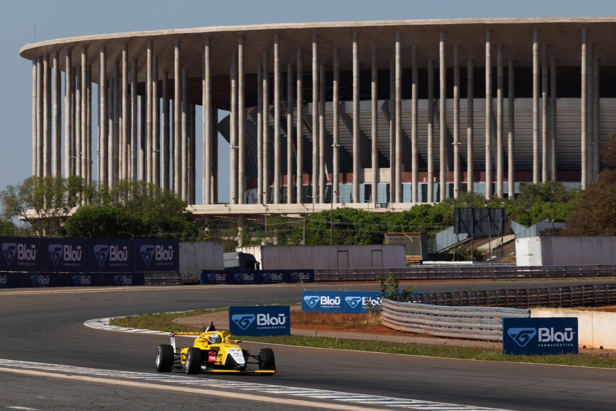 Fausto Arnaudo fecha primeiro dia da F4 Brasil na liderança