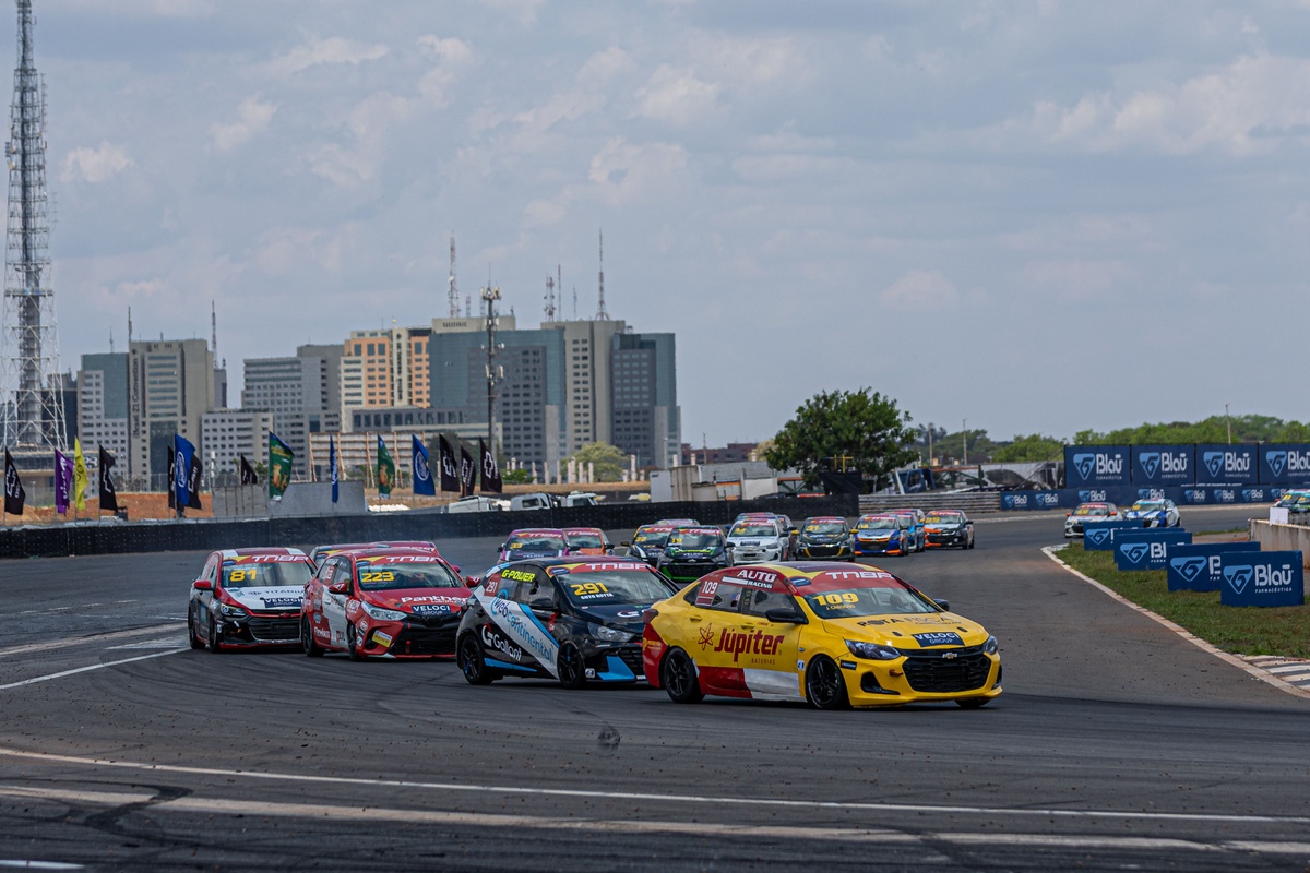 João Cardoso e Gustavo Ribeiro vencem corridas da Turismo Nacional em Brasília