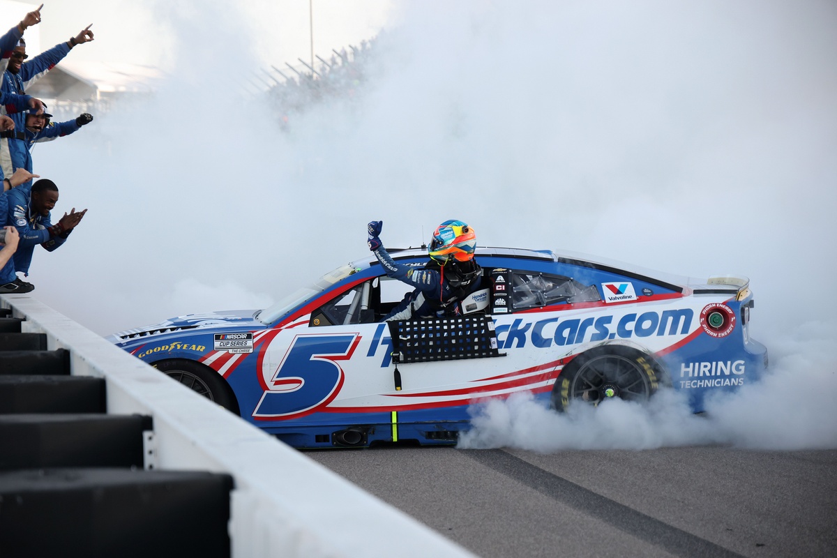Larson encerra seca de 51 corridas e vence em Gateway