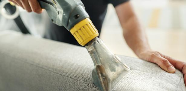 Como limpar o sofá sem encharcar de água e evitar danos ao tecido