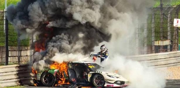 Piloto abandona corrida na China para salvar colega de carro em chamas
