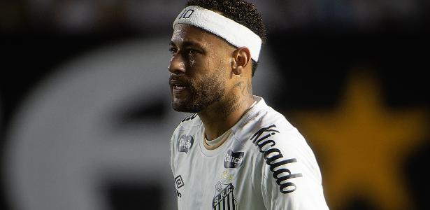 Neymar sofre lesão e é substituído no intervalo