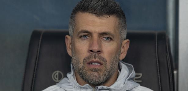 Inter demite técnico Paulo Pezzolano