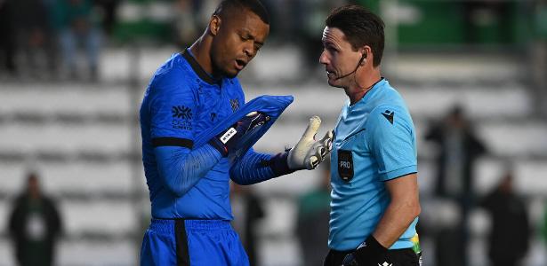 Goleiro do Atlético-GO relata caso de racismo, e juiz ativa protocolo após jogo contra Juventude
