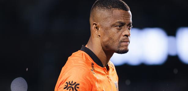 Goleiro do Atlético-GO minimiza treta com presidente: ‘Estava pilhado’