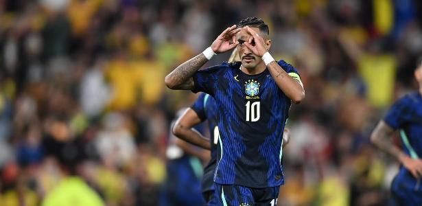 Raphinha atende pedido de fã em comemoração de gol sobre a Austrália