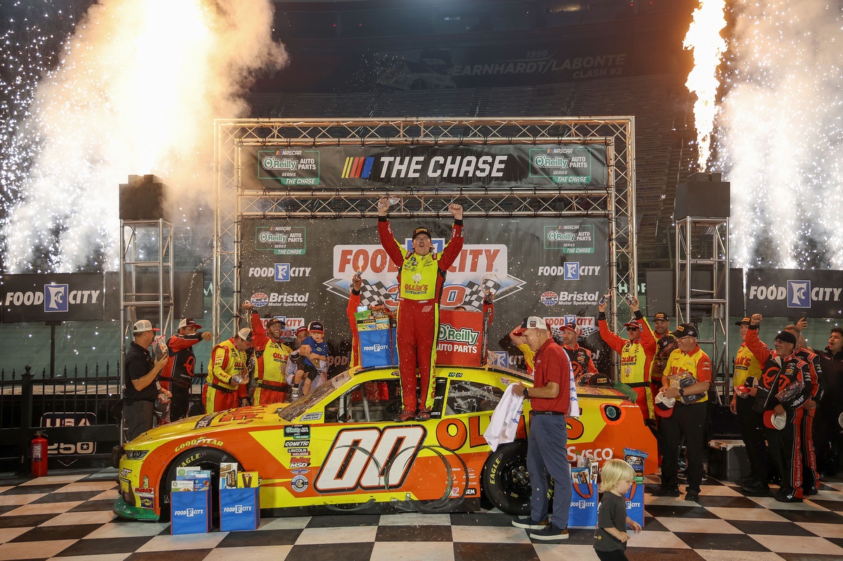 Creed aparece no fim e vence em Bristol