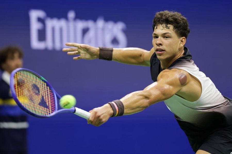 Shelton vence em quatro sets na estreia, Tien também avança