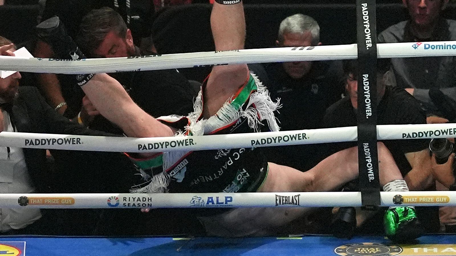David Allen fight ends in bizarre fashion as Thomas Carty falls through ropes in round one on Katie Taylor undercard | Boxing News