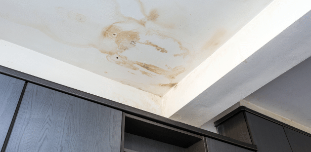 Teto de gesso com infiltração? Veja como reparar ou se deve trocar