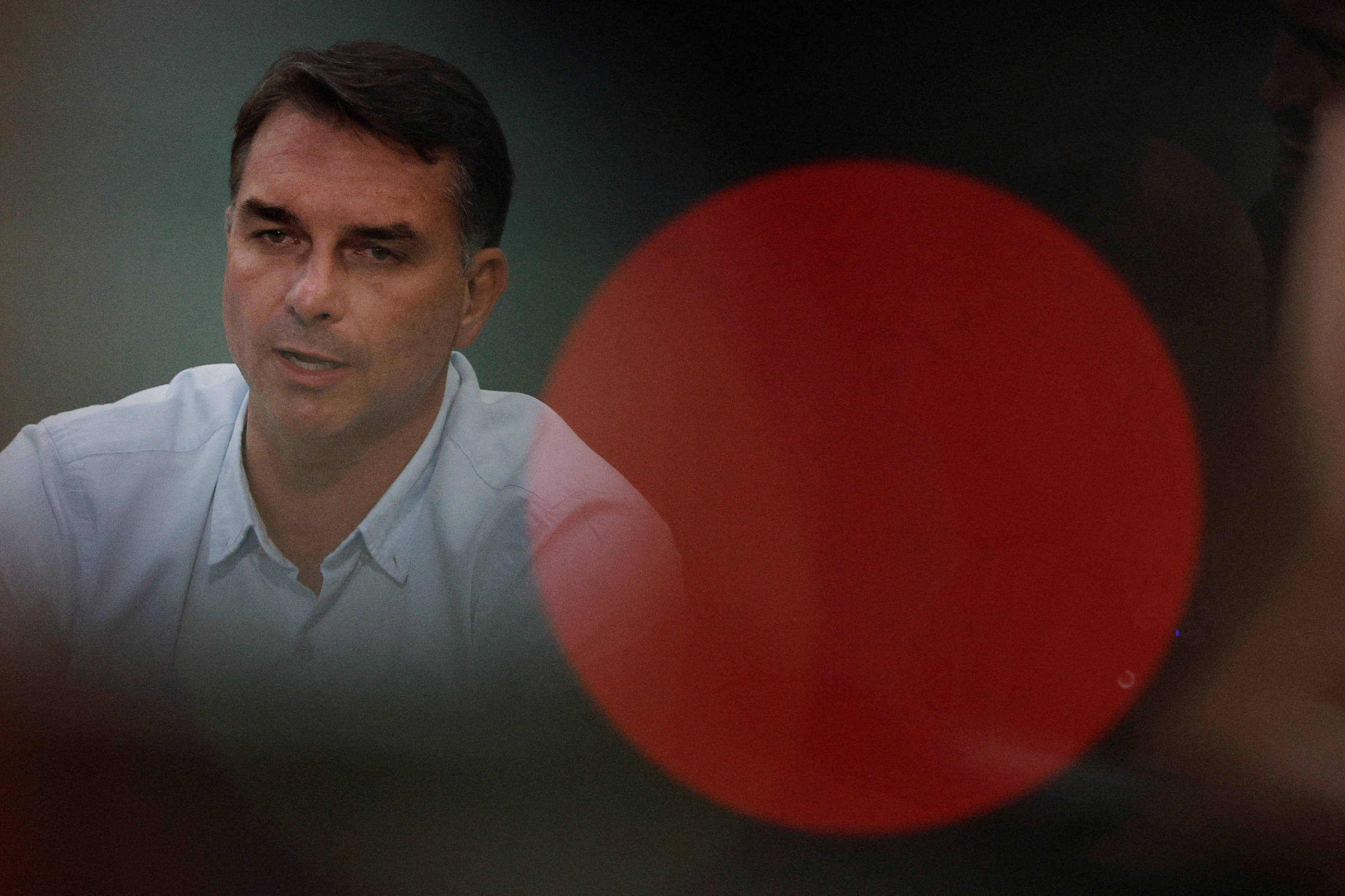 Campanha de Lula vai vincular Flávio a milícia em programa – 30/09/2026 – Brasília Hoje