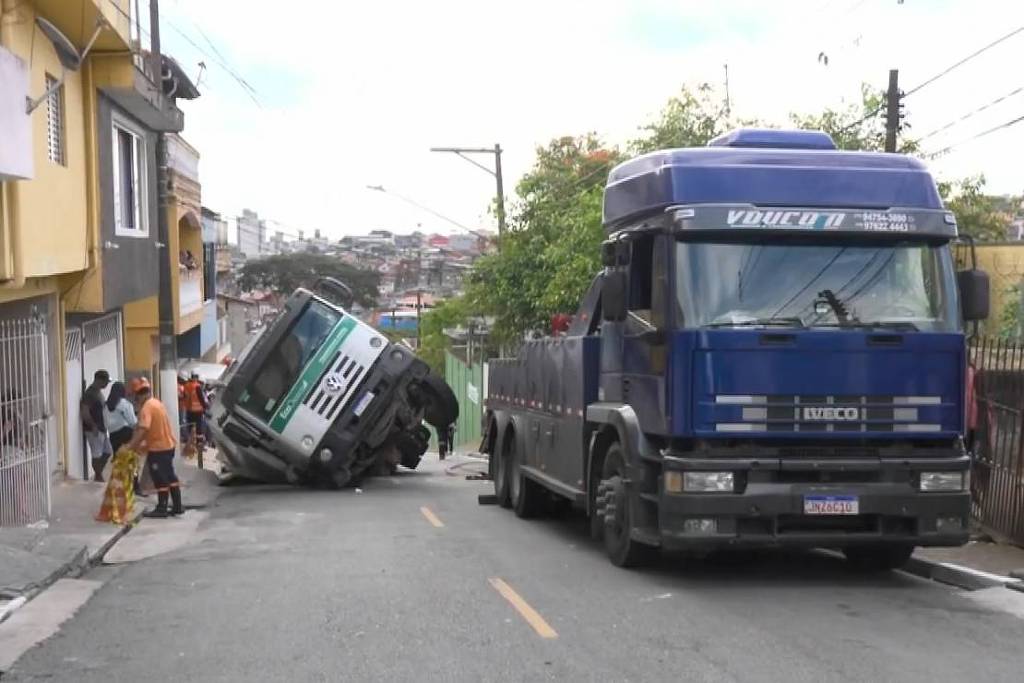 Cratera faz caminhão de coleta tombar em Osasco – 18/10/2026 – Cotidiano