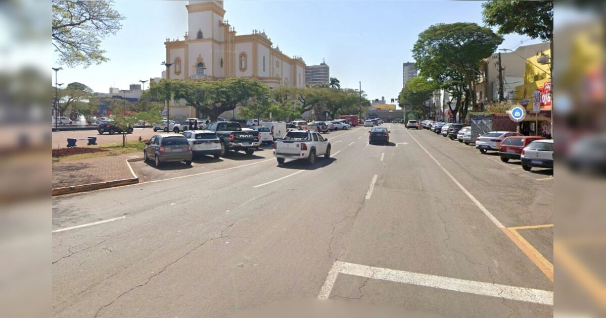 Homem abandona carro no meio da rua, ataca policiais e é preso