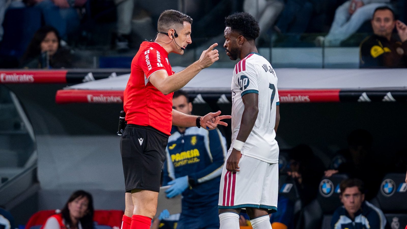 les arbitres s’exprimeront publiquement en après-match pour débriefer leurs décisions