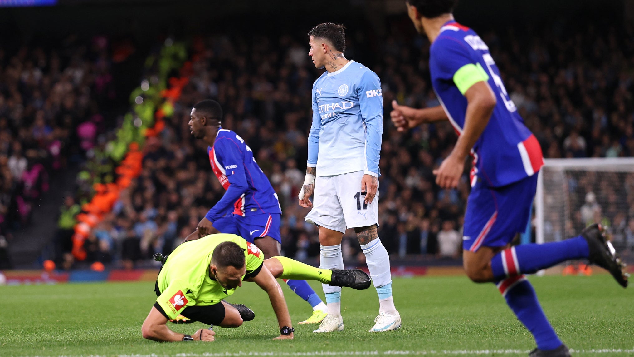 Enzo Fernandez a brutalement poussé l’arbitre qui le gênait pour tirer