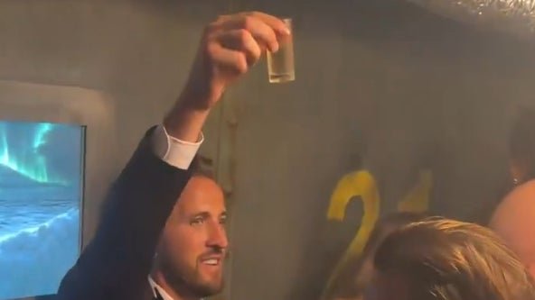 verre à la main, nain qui apporte les bouteilles… les images de la fête d’Harry Kane après sa victoire