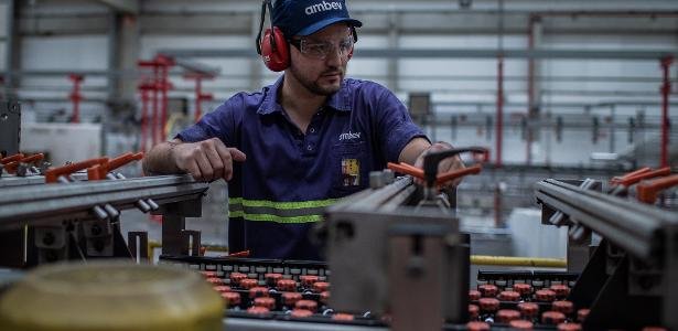 Ambev cai mais de 3%; venda de cerveja decepciona apesar do lucro