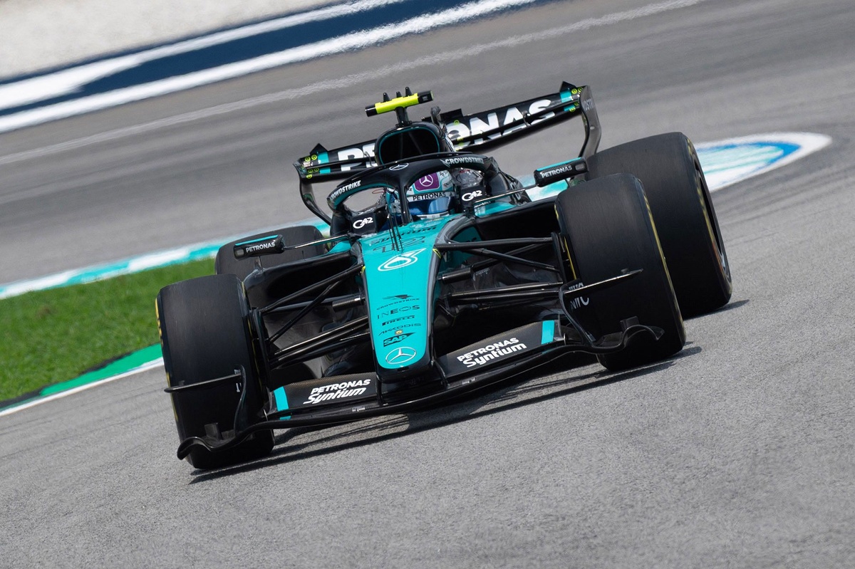 Kimi Antonelli recovers from tough Friday to top FP3