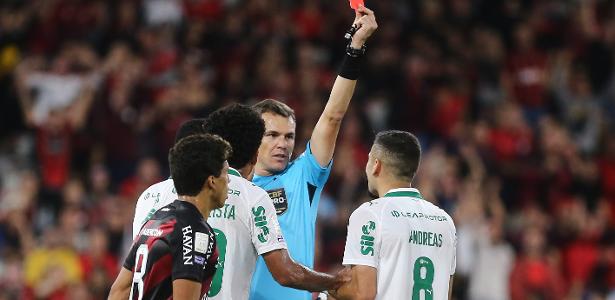Andreas chuta ‘bola ilegal’ em Athletico x Palmeiras e é expulso no 1ºT