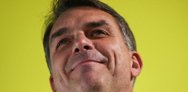 Flávio Bolsonaro promete tesouraço na censura e IA como amiga