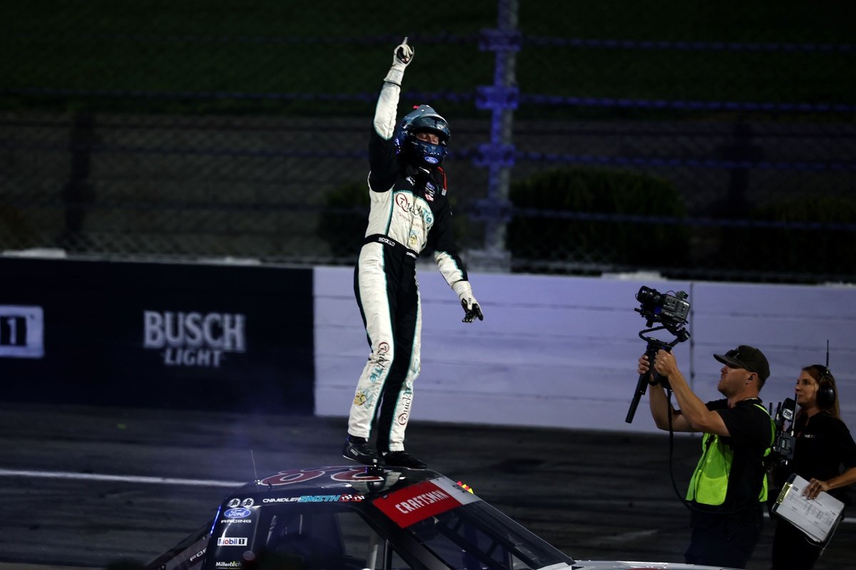 Smith vence em Martinsville e acirra briga