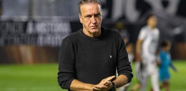 Cuca rebate Abel sobre gramado da Vila em empate: ‘Não fez diferença’