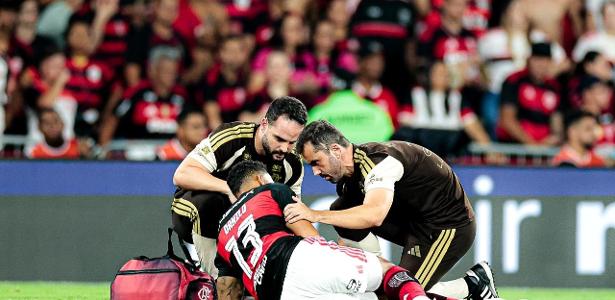 Danilo é levado ao hospital após choque durante clássico