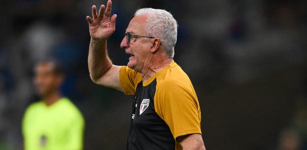 Dorival admite ‘momento difícil’ e confirma volta de Lucas contra Vitória
