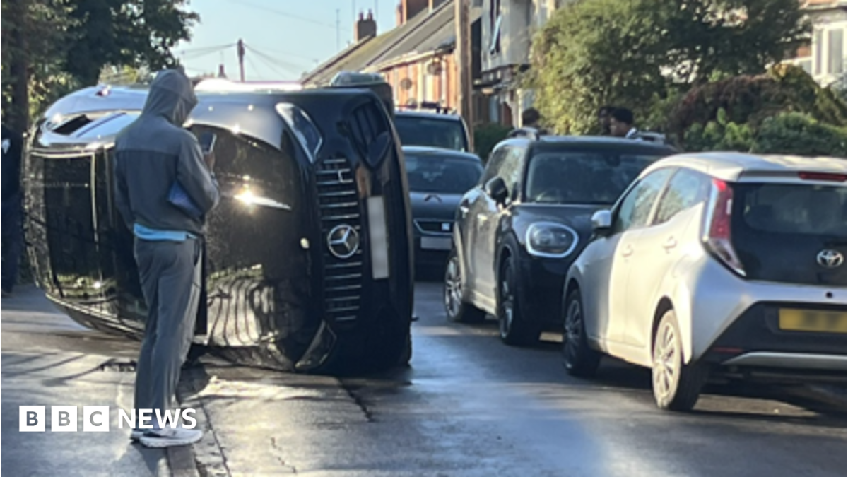Hull City’s Lucas Gourna-Douath crashes near training ground