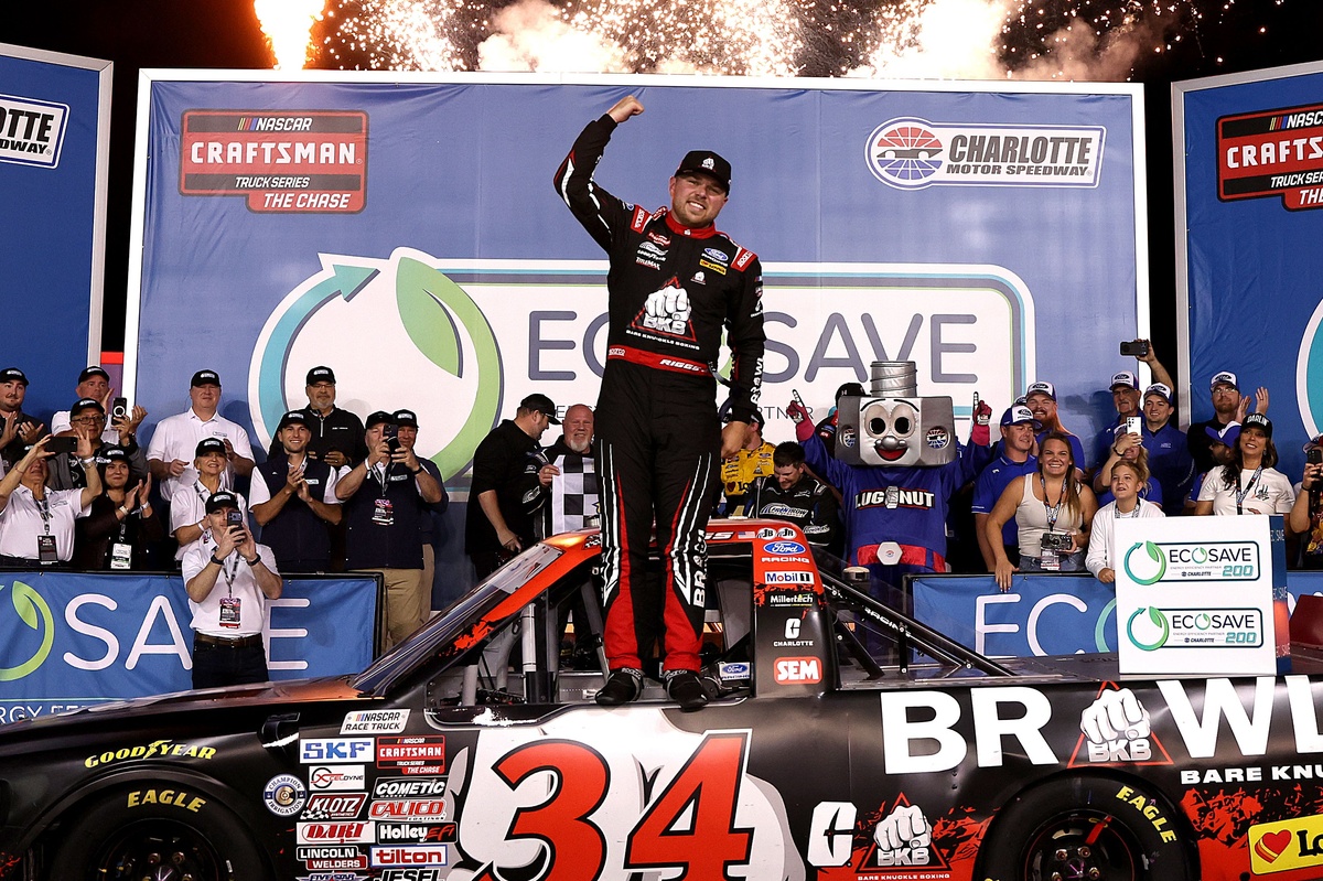 Riggs vence em Charlotte após batalha dramática