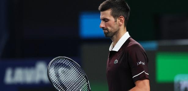Djokovic leva virada, cai nas oitavas da Basileia e se complica por vaga no Finals