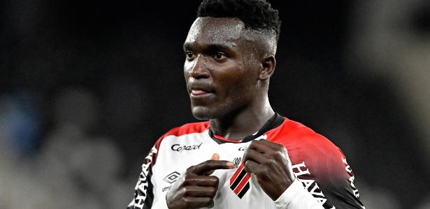 Viveros amplia artilharia, Athletico-PR goleia Chape e assume 3º lugar